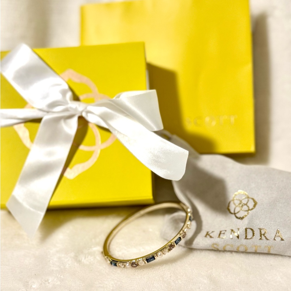 Gorgeous and rare Kendra Scott hinged bangle from a limited holiday collection